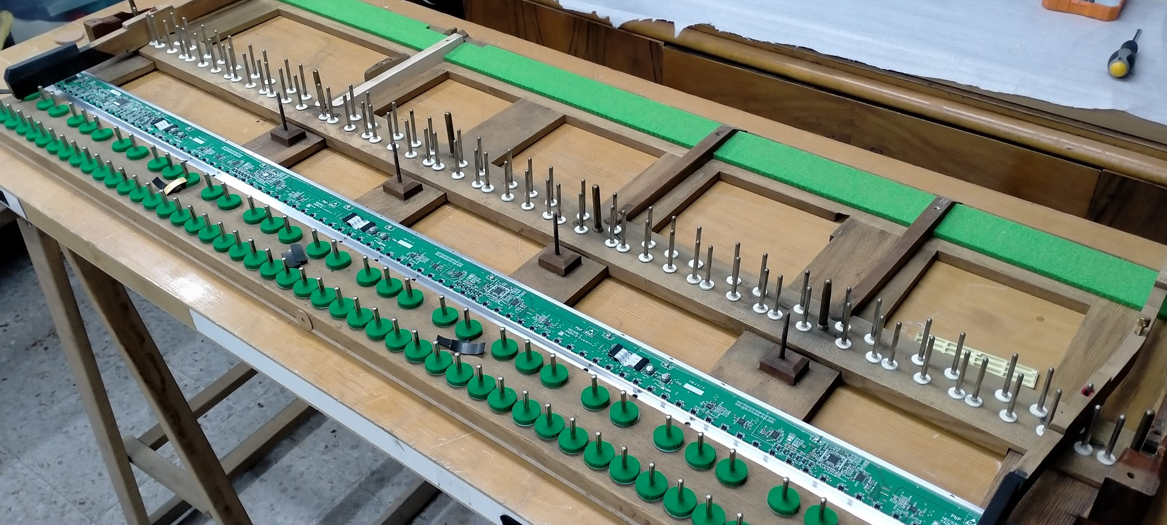 Barra de sensores ópticos con solenoides verdes para sistema silenciador
