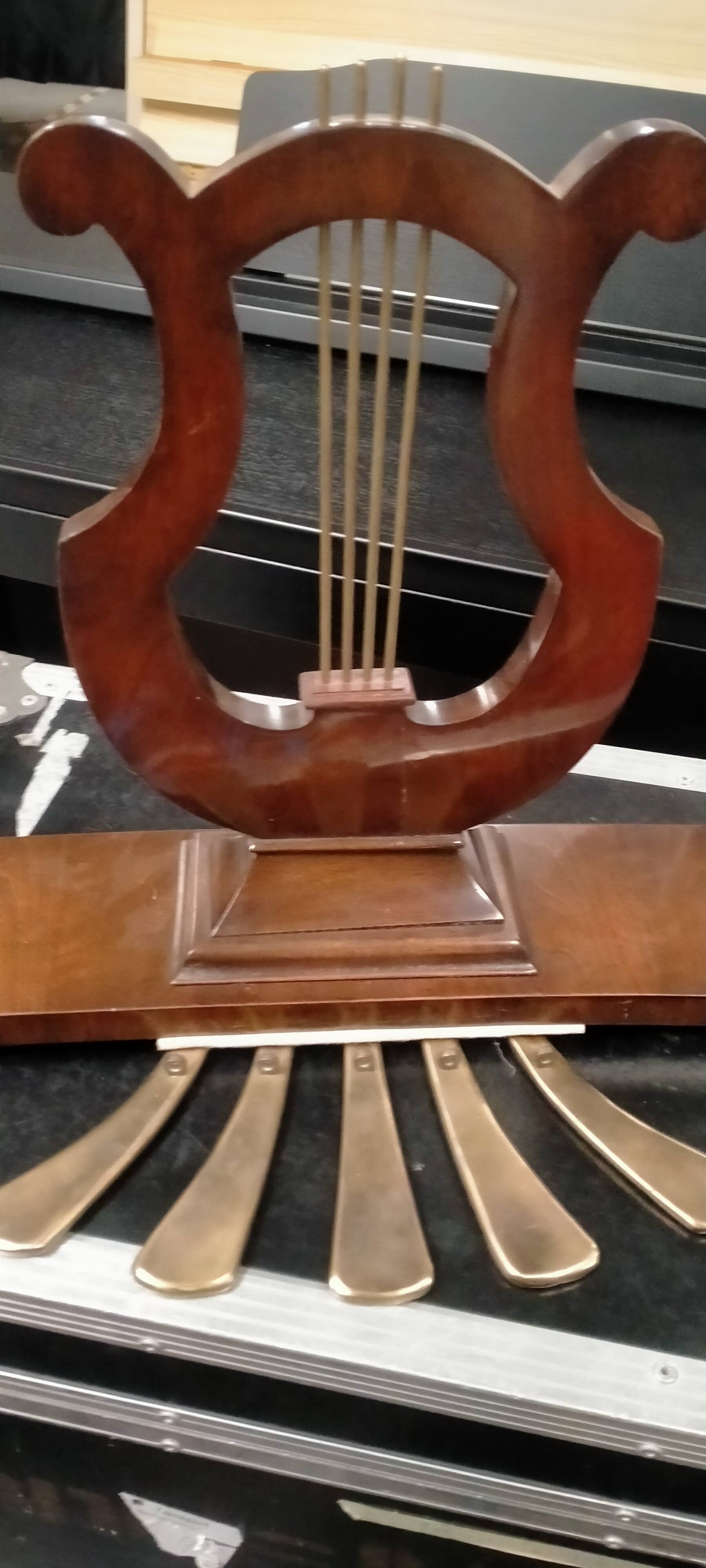 Atril decorativo de piano con forma de lira clásica