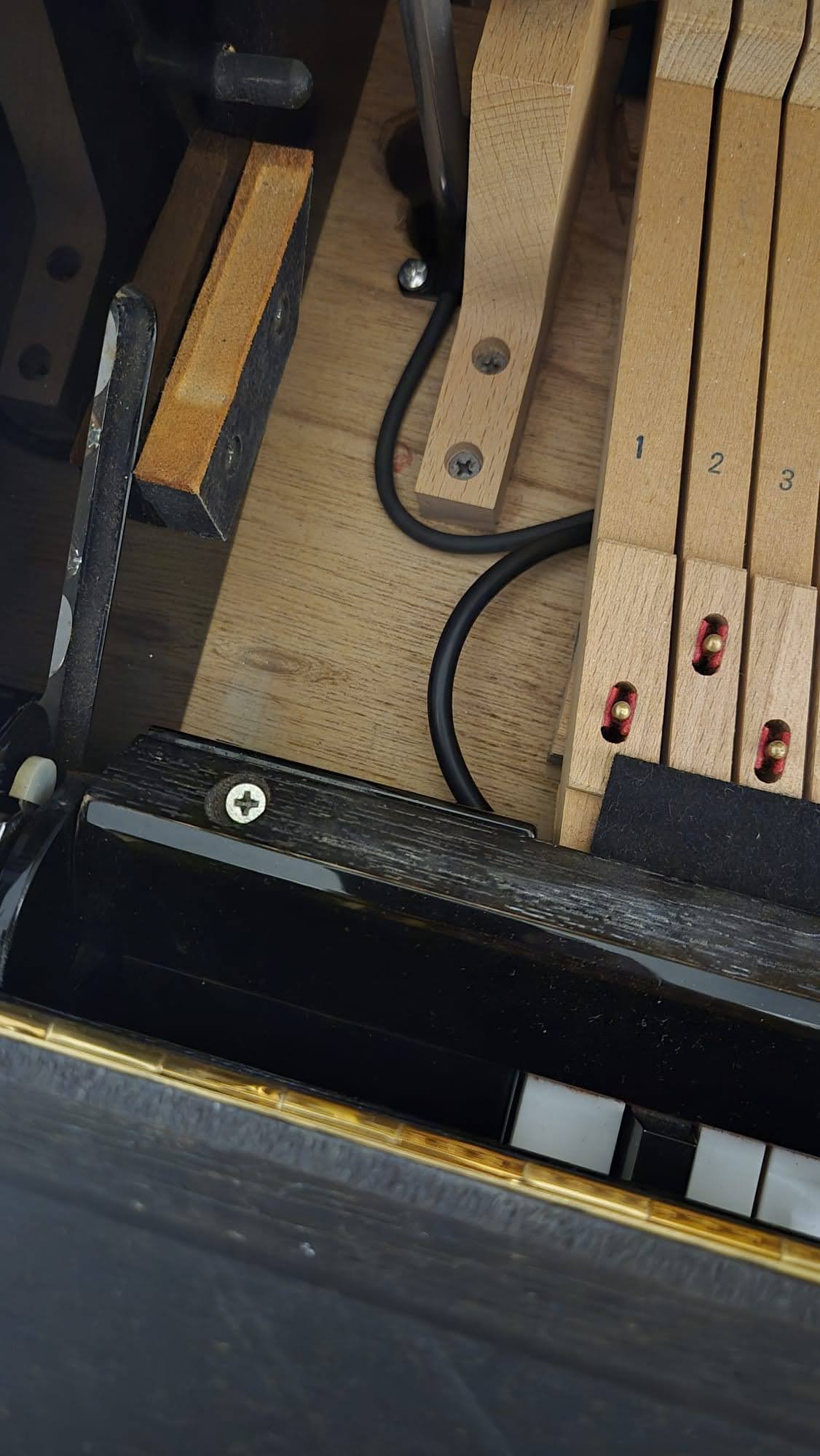 Teclas de piano con cableado de sensores ópticos