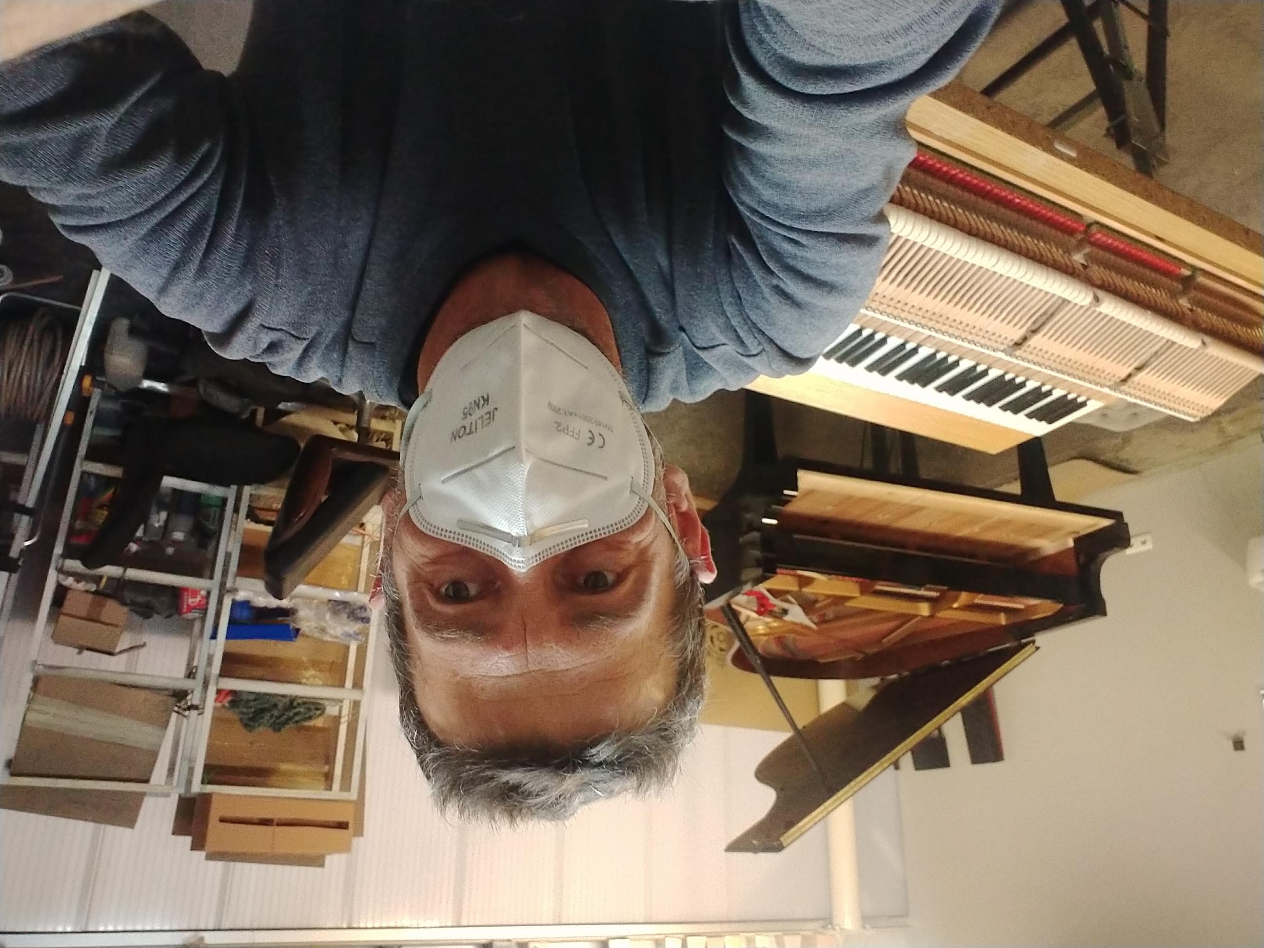 Gonzalo Palenzuela en taller con piano vertical