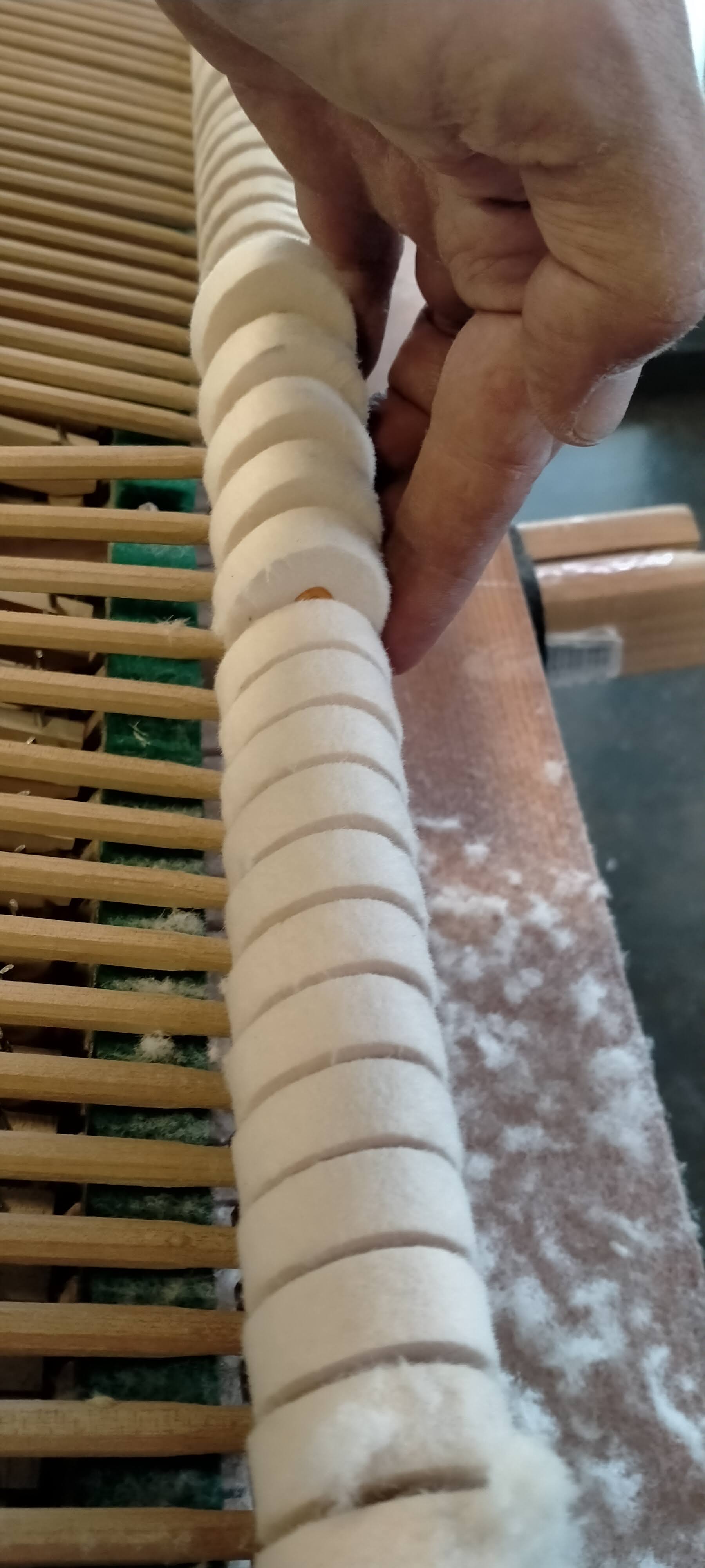 Detalle de martillos de piano con fieltro durante mantenimiento