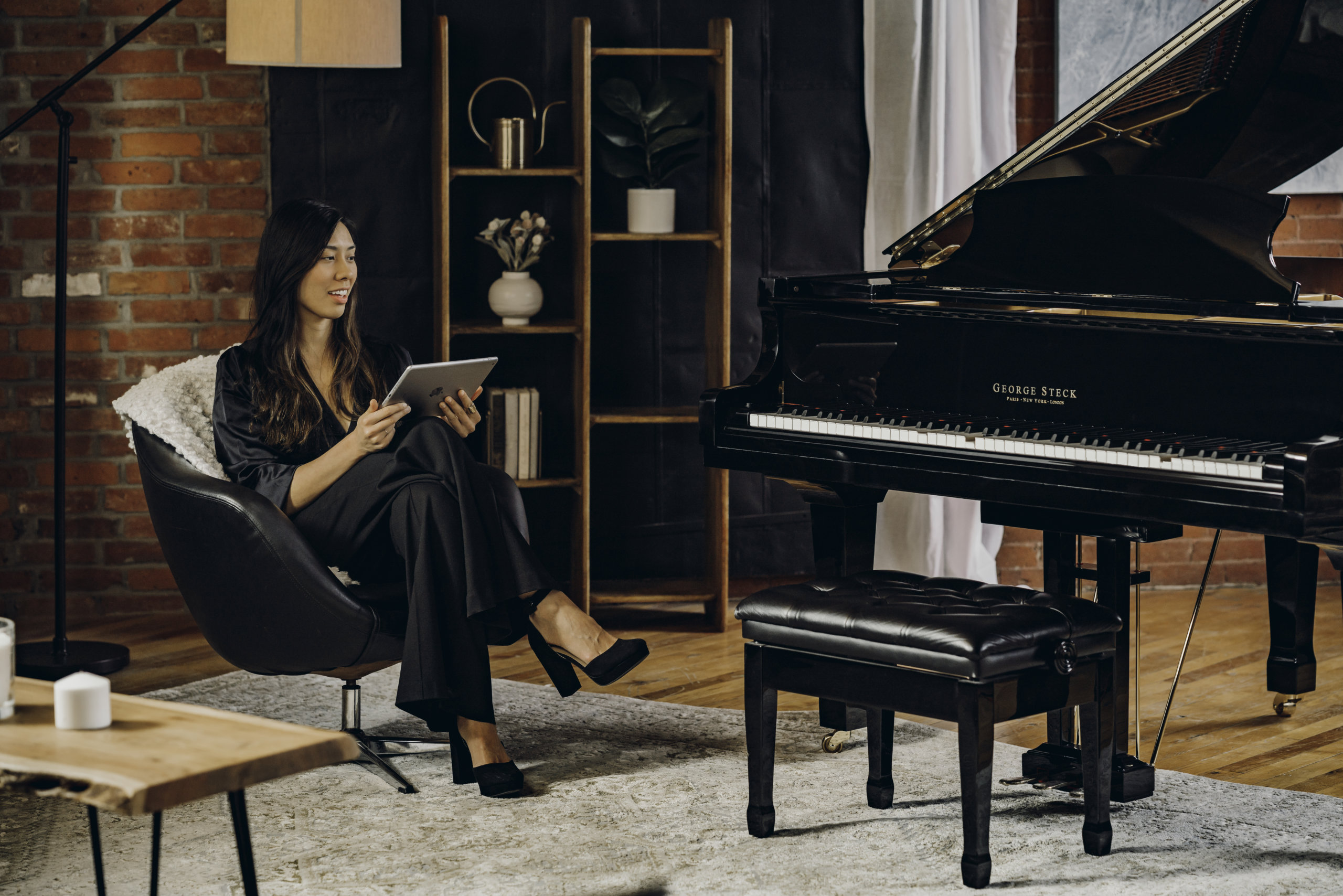 Mujer controlando piano de cola con tablet mediante sistema Prodigy