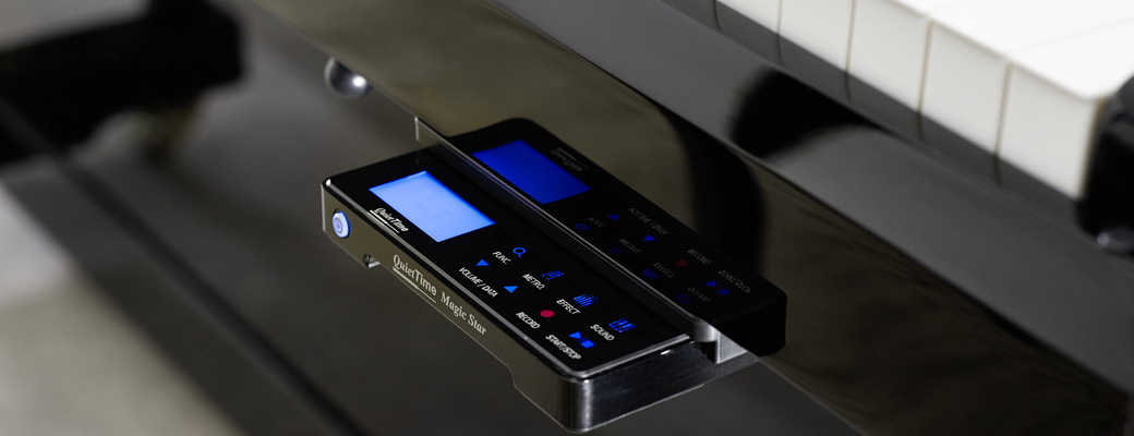 Piano de cola en salón elegante con sistema de silencio para práctica nocturna