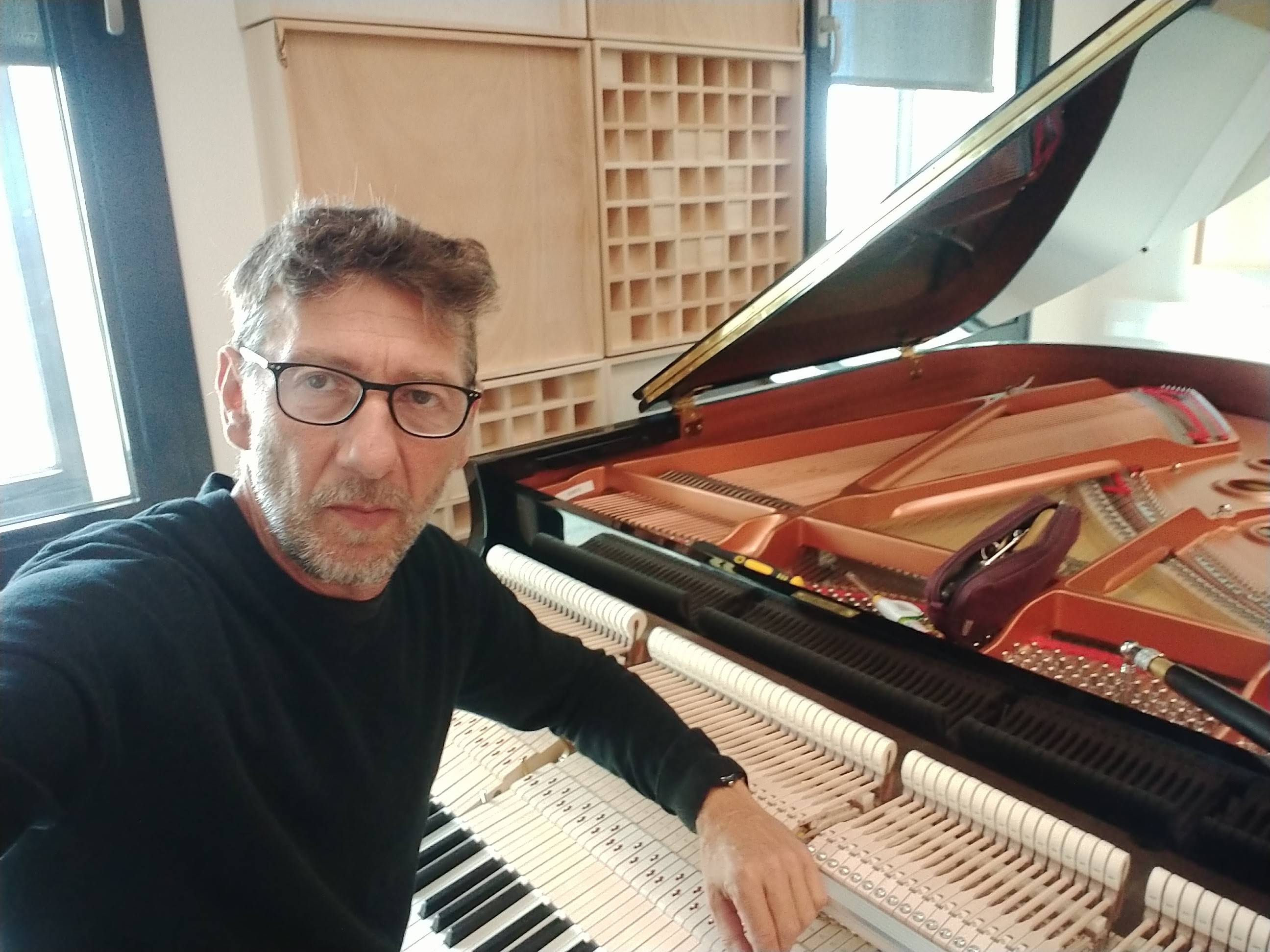 Gonzalo Palenzuela técnico afinador de pianos sonriendo